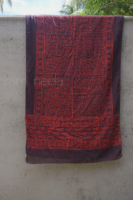 Maroon and brown geometric batik cotton stole | Niram Neela