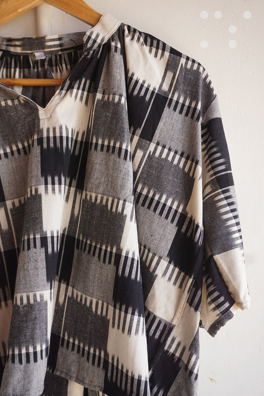 Gathered collar short top in ikat - Niram Neela