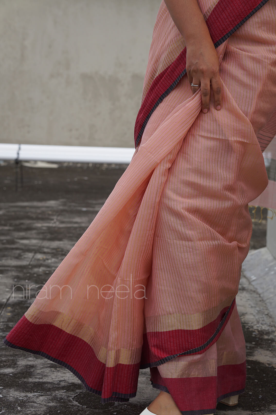 Peach and black Maheshwari handspun silk cotton saree - Niram Neela