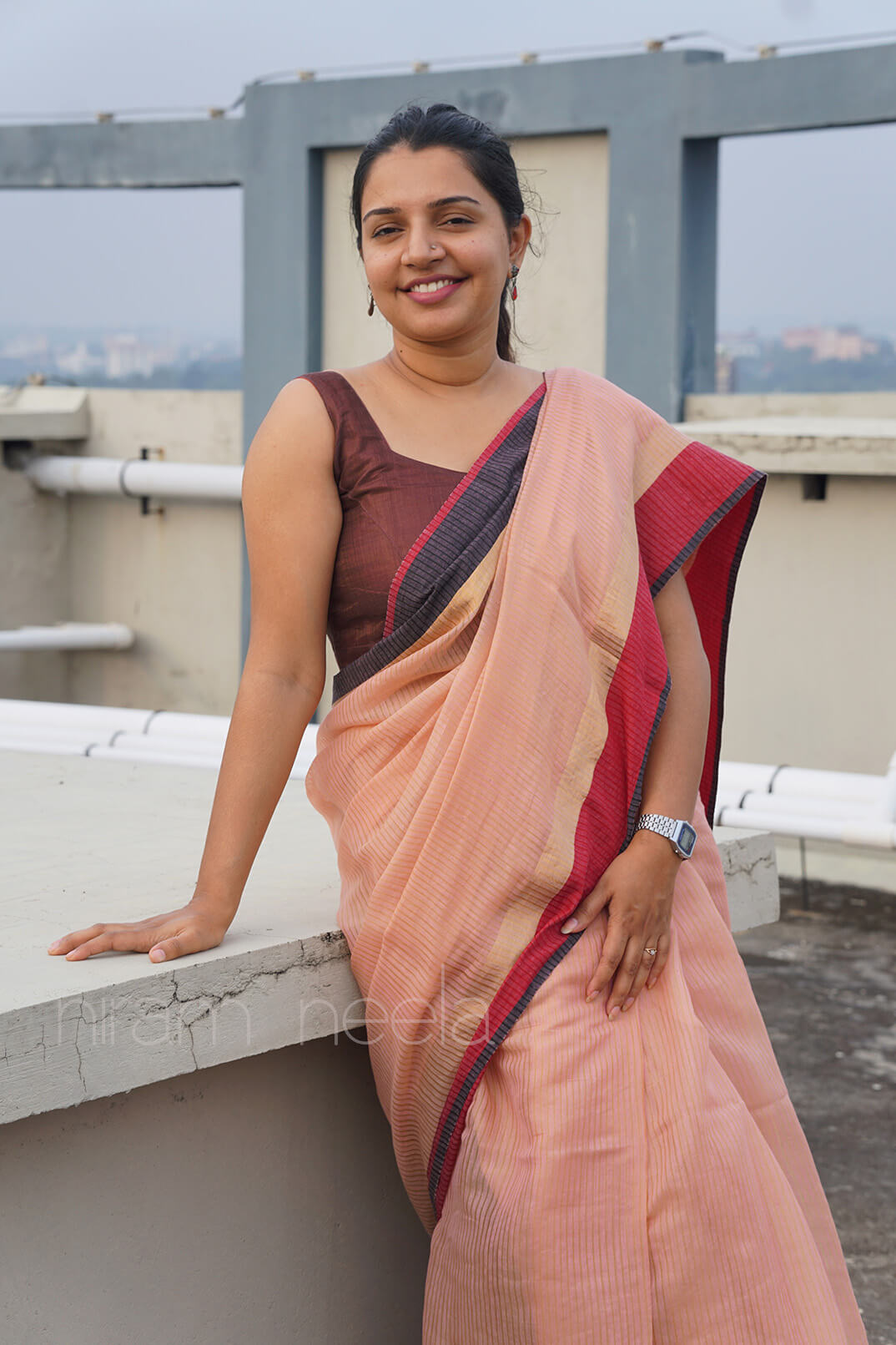 Peach and black Maheshwari handspun silk cotton saree - Niram Neela