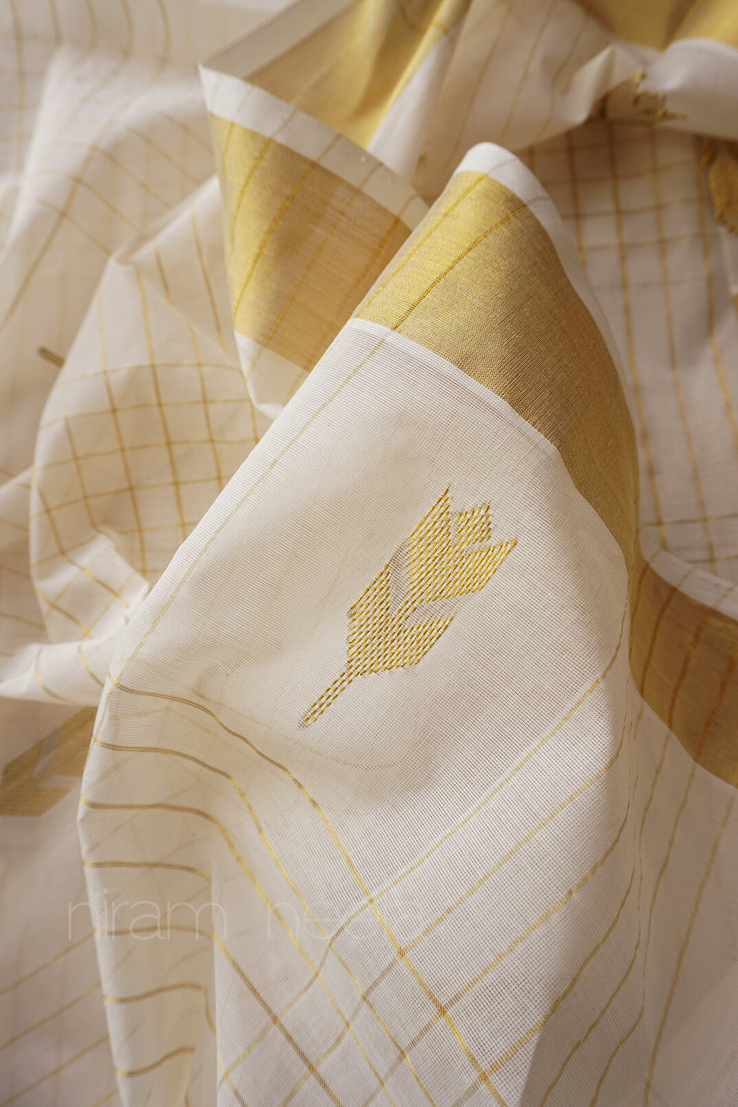 Authentic handloom Kerala kasavu sarees from Niram Neela 