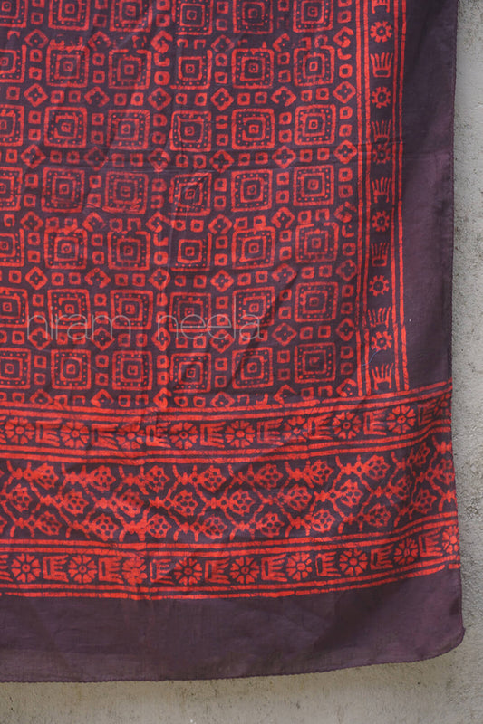 Close up of Maroon and brown geometric batik cotton stole | Niram Neela