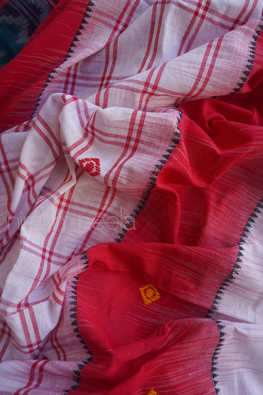 White, red and green Dhaniakhali cotton saree | Niram Neela