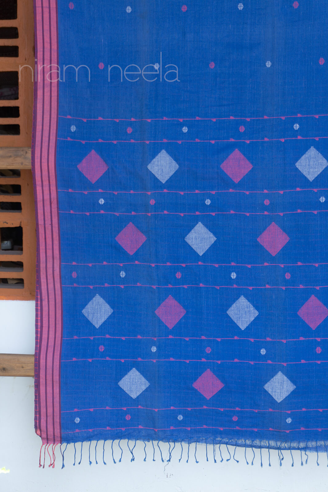 Blue and pink Bengal jamdani cotton saree - Niram Neela