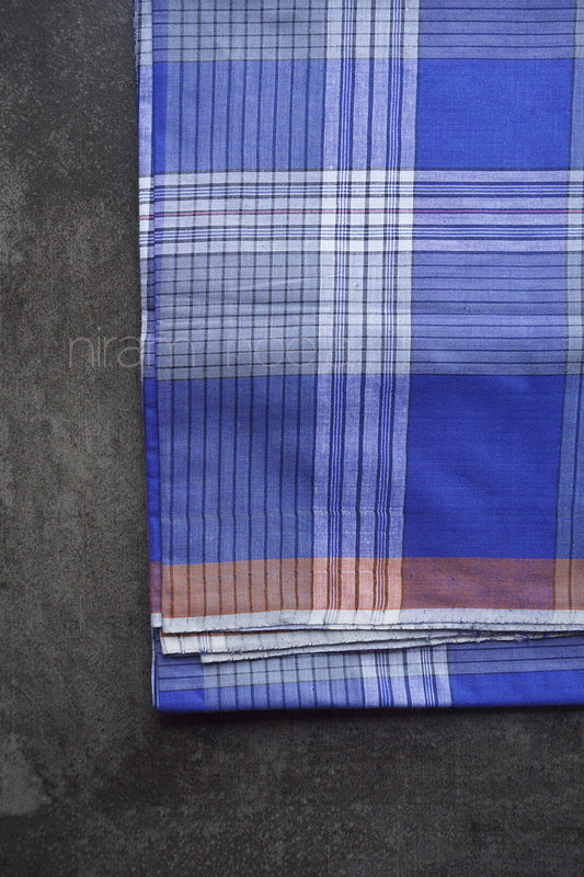 Blue and white handwoven cotton lungi |  Men's lungi from Niram Neela