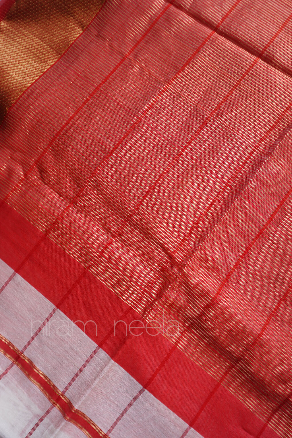 White and red check Maheshwari silk cotton saree - Niram Neela