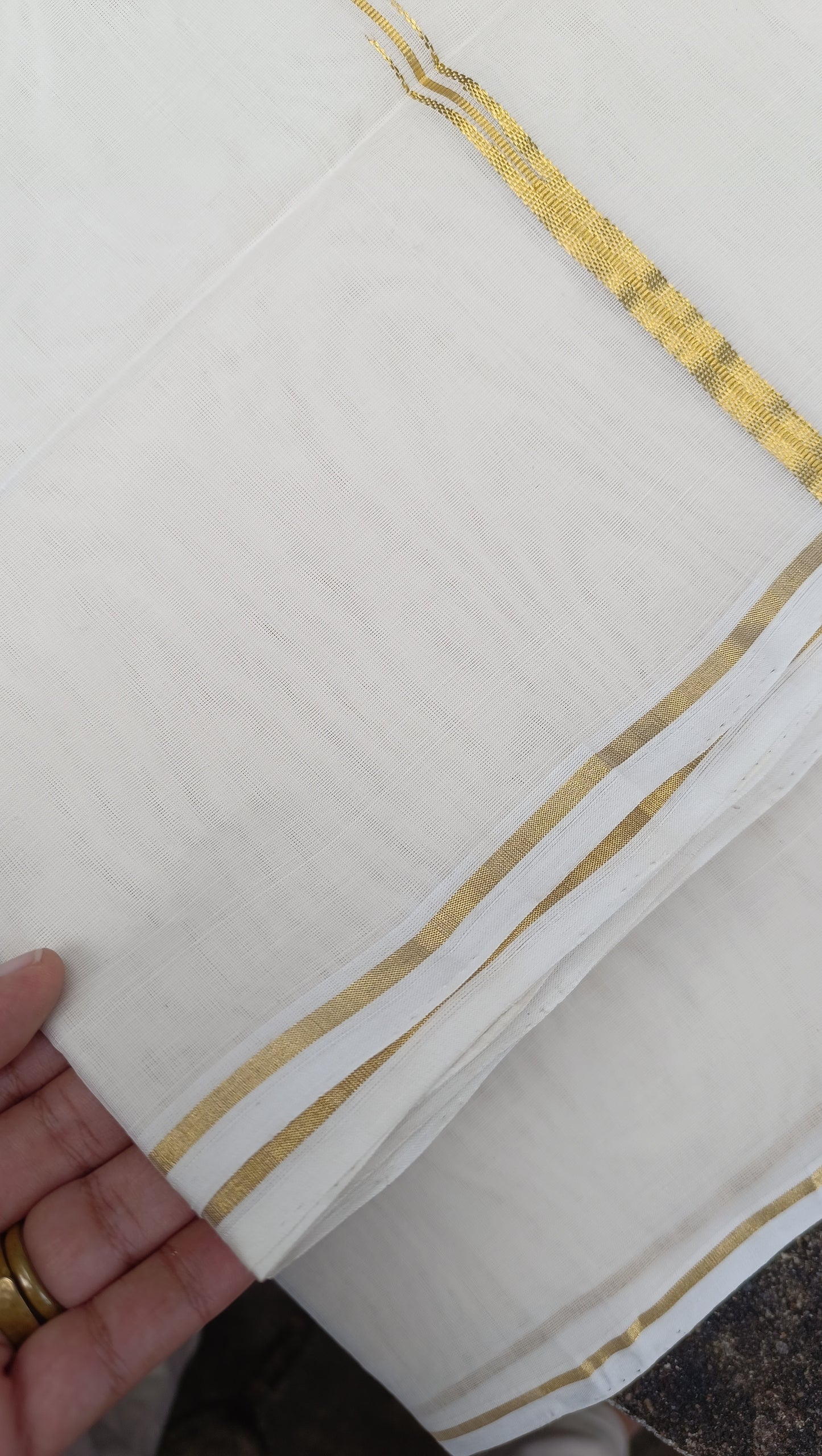 Puliyilakkkara marfil y oro puro zari doble mundu